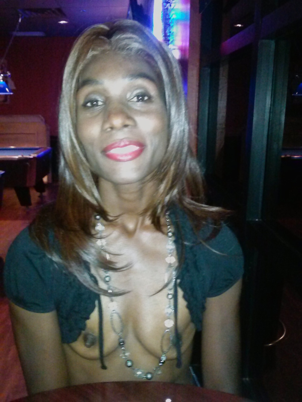 Negra sexy fit expuesta a la luz en público
 #39214107