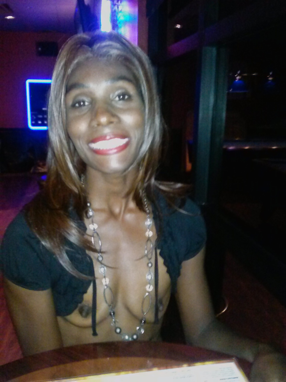 Negra sexy fit expuesta a la luz en público
 #39214138