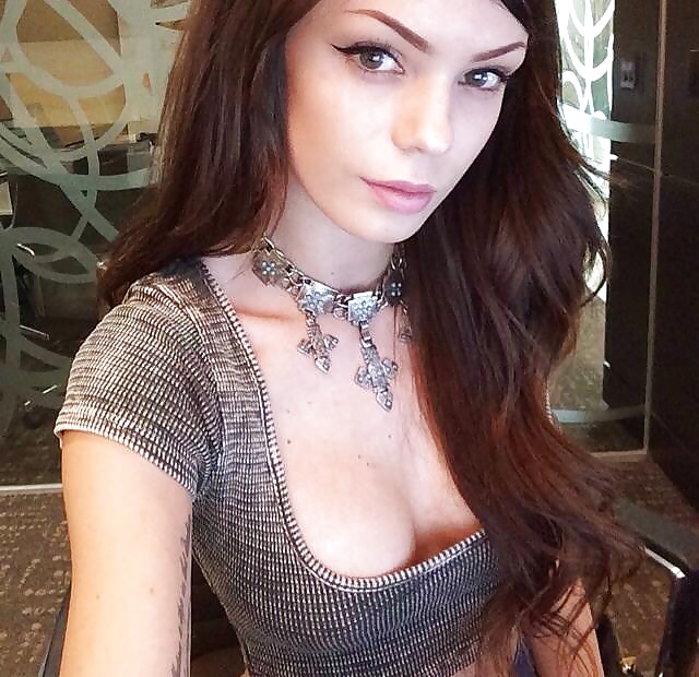 Algo caliente en el look de la basura blanca
 #30649707