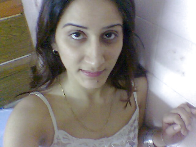 Chica delgada exponiendo
 #26367311