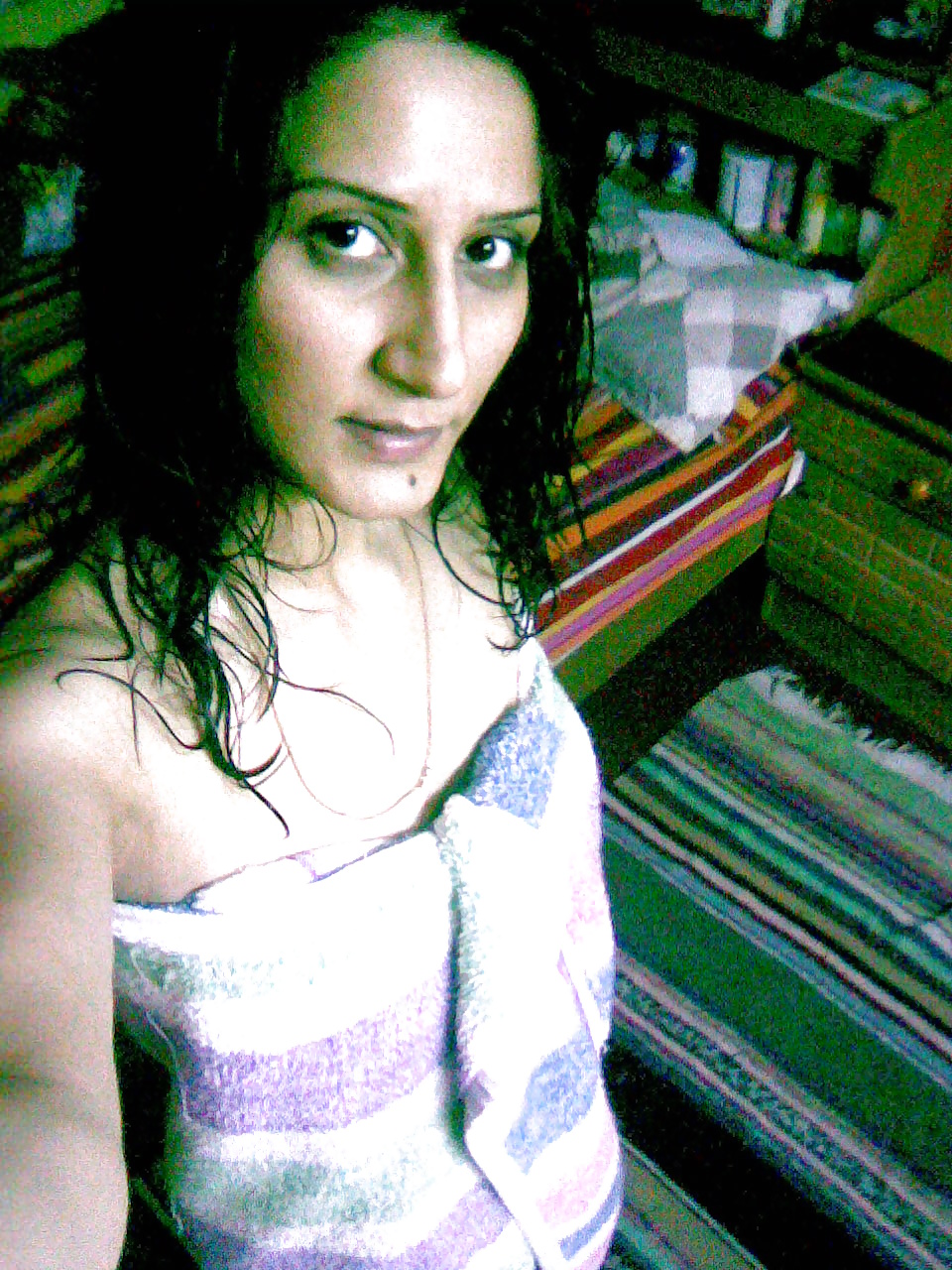 Chica delgada exponiendo
 #26367321