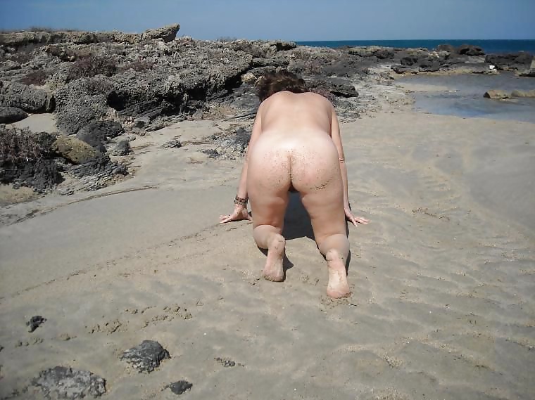 Ama mostrare il suo corpo in spiaggia
 #33869015