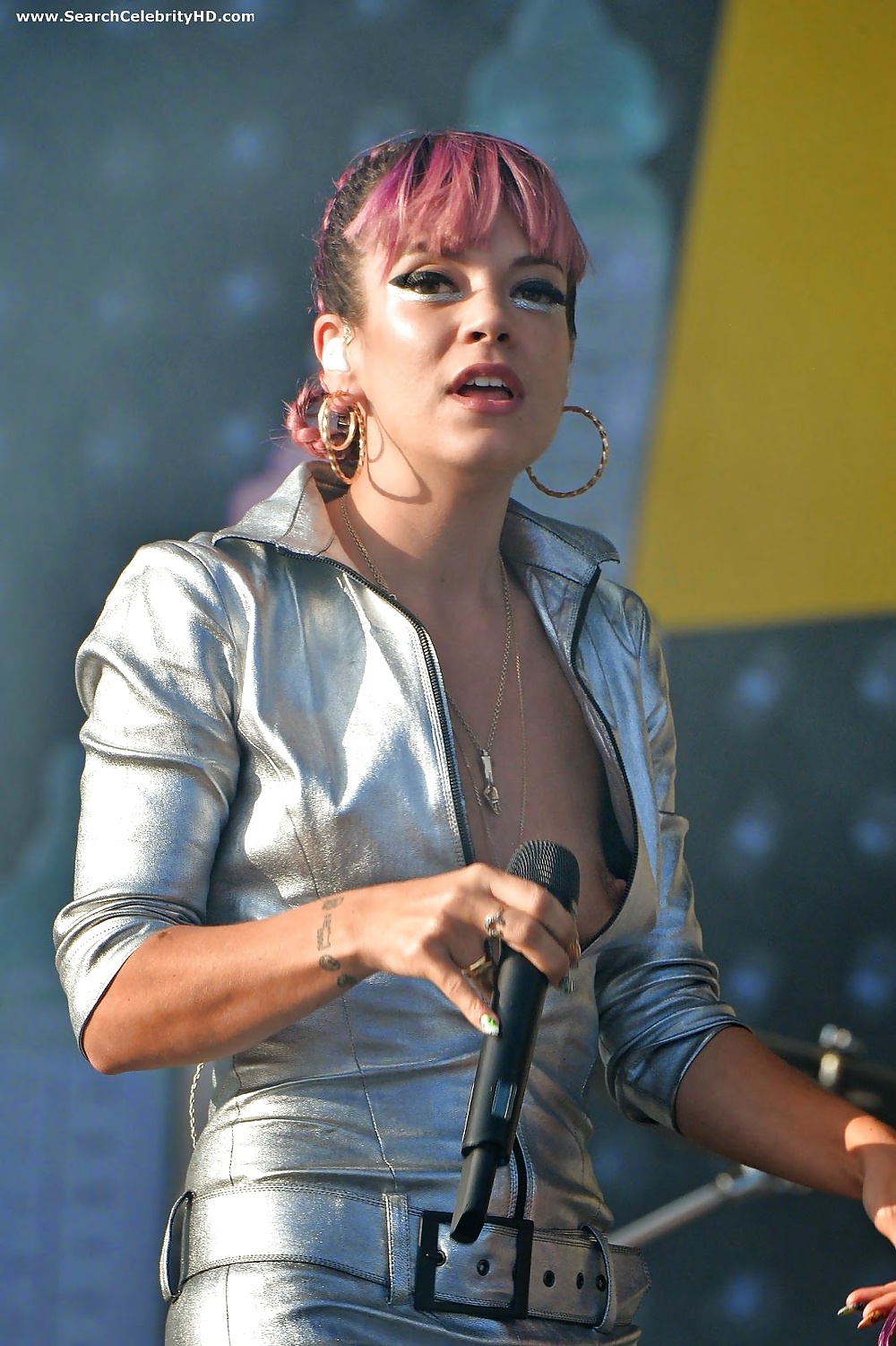 Lily Allen Nipple Slip Sur Scène Au V Festival à Londres #30692341