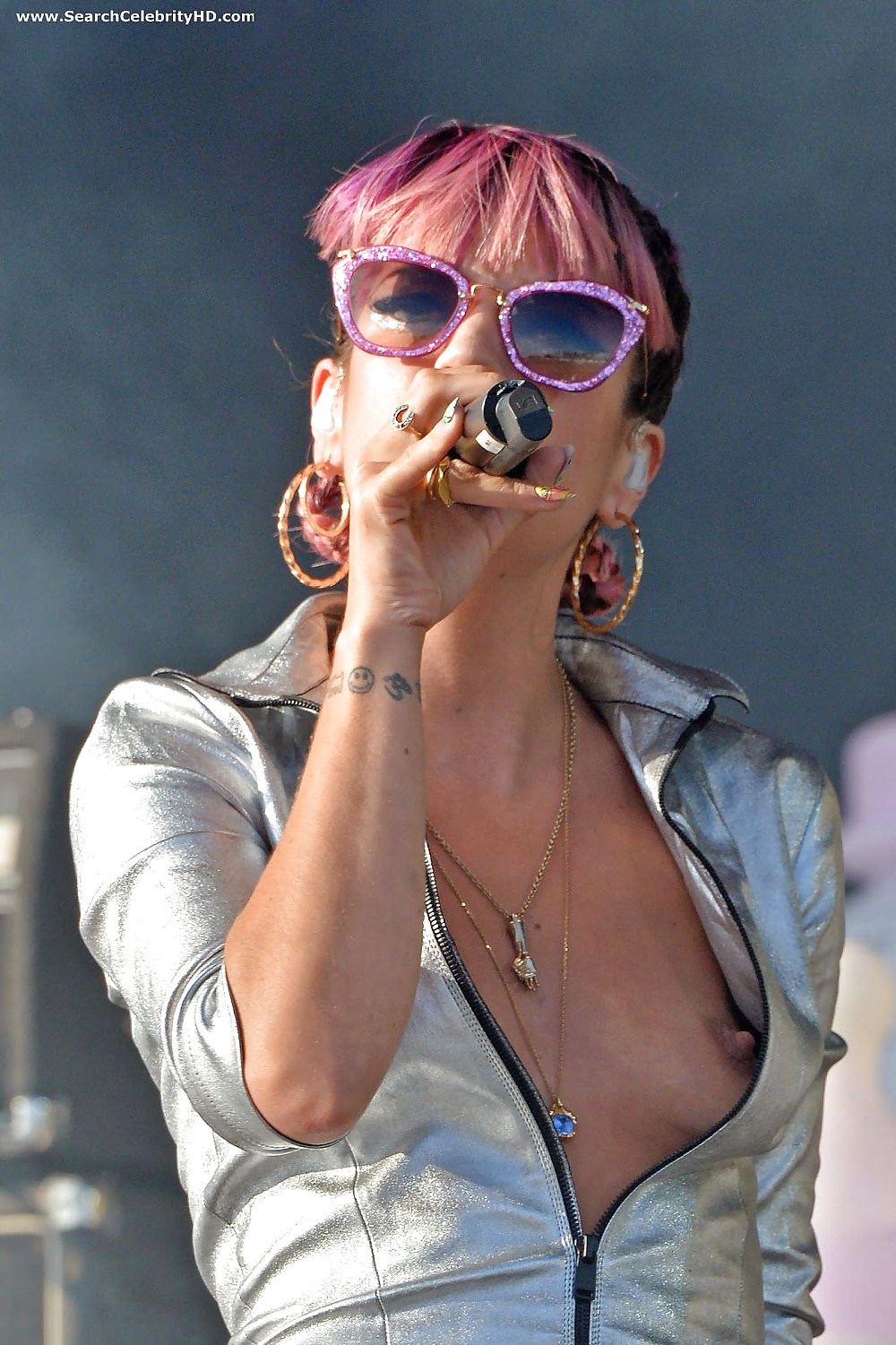 リリー・アレン、ロンドンのVフェスティバルのステージで乳首を滑らせる
 #30692352
