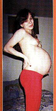 Bruna incinta che mette in posa il suo bel pancione
 #34568891