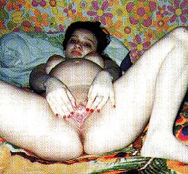 Bruna incinta che mette in posa il suo bel pancione
 #34568922