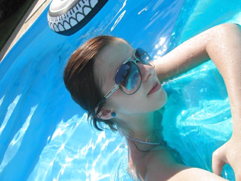 Hot Teens Schwimmen Und Posieren #23784690