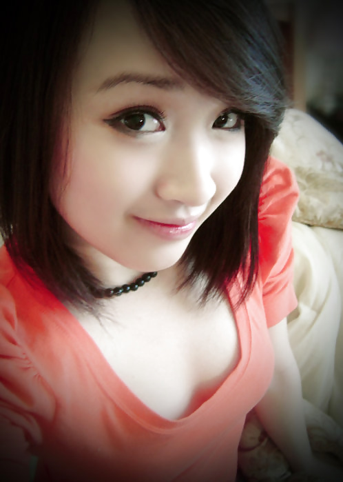 オレンジ色のシャツを着たかわいい女の子、ベトナム 
 #33037672