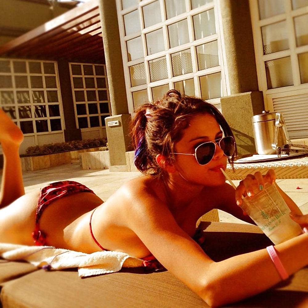 Selena gomez bikini, pies, desnudos
 #40654061