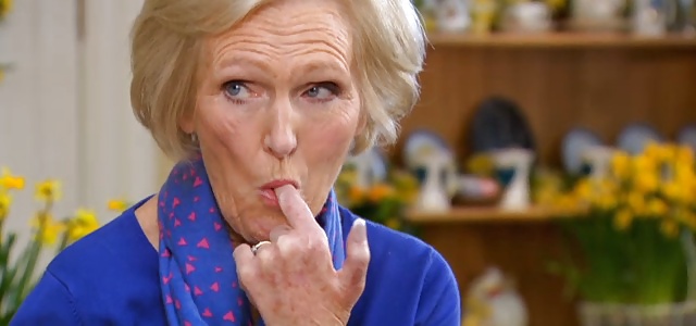 Mary berry che assaggia un nuovo piatto chiamato delizia di sperma.
 #23668159