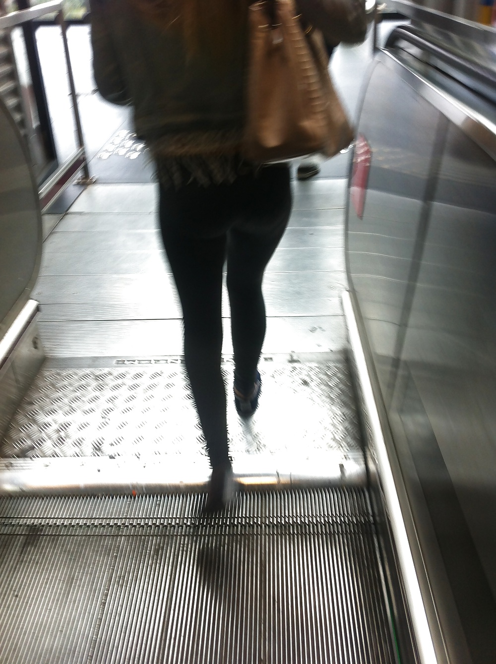 Dat Heißen Arsch In Leggings In Der U-Bahn #33136387