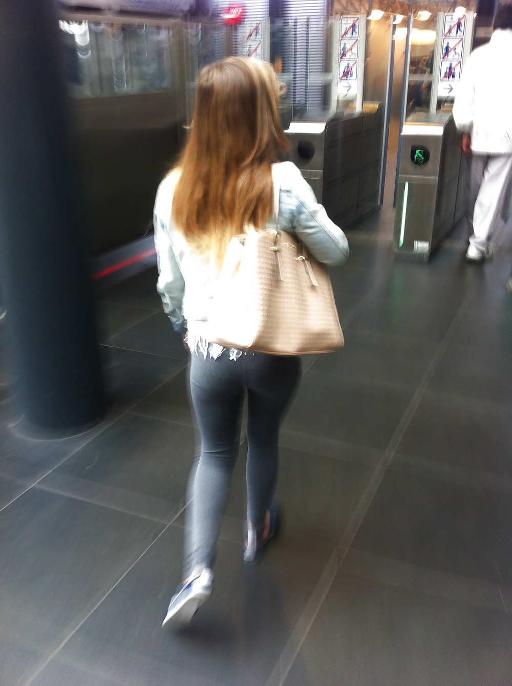 Dat Heißen Arsch In Leggings In Der U-Bahn #33136397