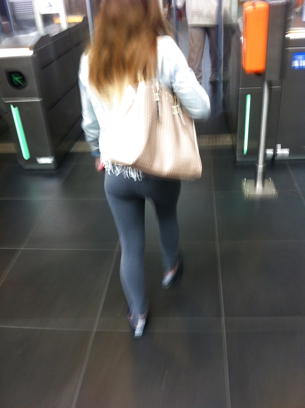 Dat Heißen Arsch In Leggings In Der U-Bahn #33136404