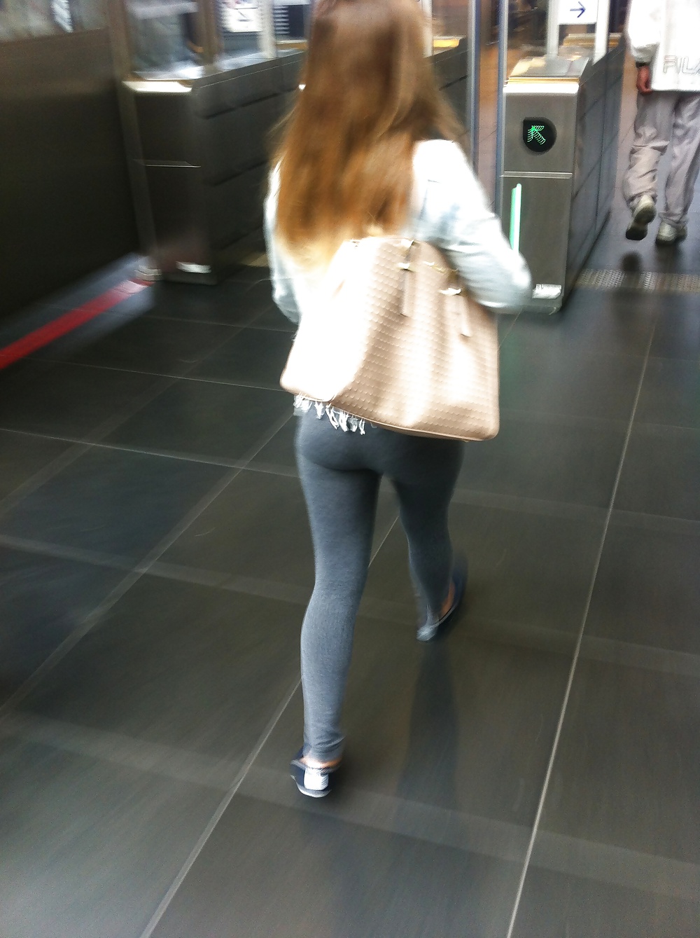 Dat Heißen Arsch In Leggings In Der U-Bahn #33136409