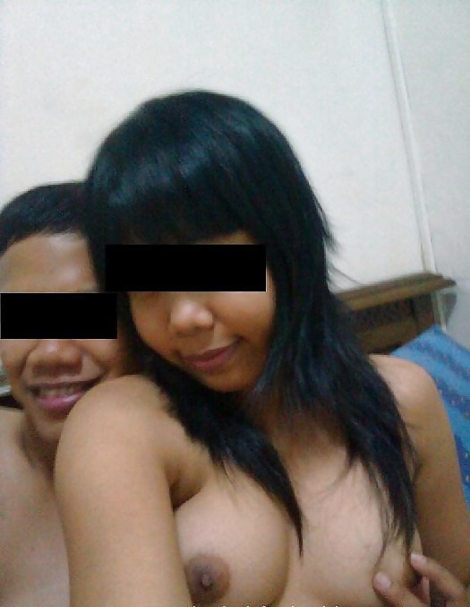 Giovane coppia indonesiana che si mostra
 #30557690