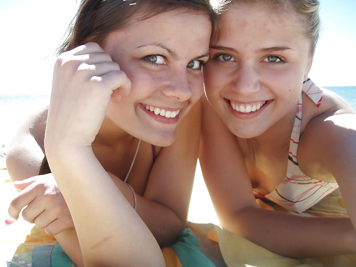 ¡Chicas jóvenes divertidas!
 #40183246