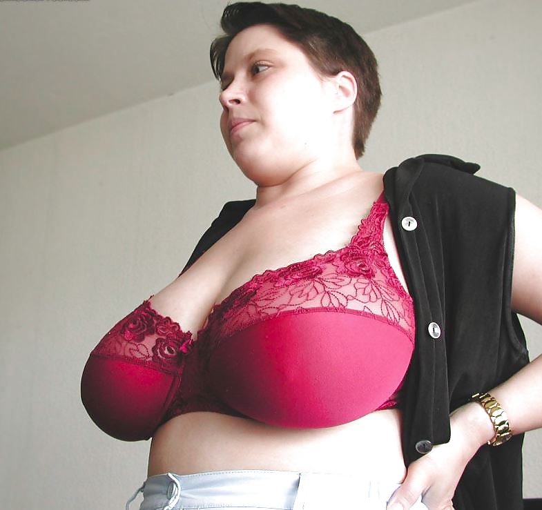 Donna matura con grandi grucce grasse
 #35830624