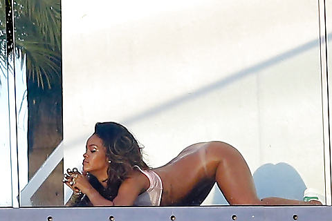 ¡Rihanna nuevas fotos medio desnudo!
 #25642437