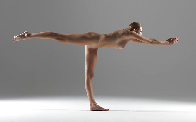 Nue Instructeur De Yoga Pose Dans Ses Positions Préférées #24876700