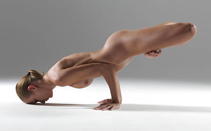 Nue Instructeur De Yoga Pose Dans Ses Positions Préférées #24876714
