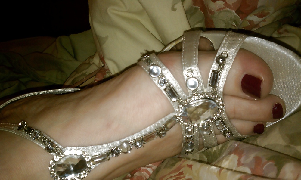 Pies de la esposa en sandalias de plata
 #28280924