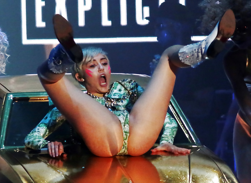 Miley Cyrus shows her ass #27474275