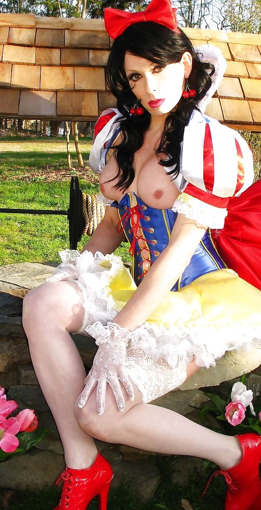 Snow White with a big clitoris #36434164