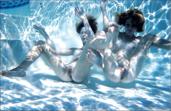 Ragazze nudiste arrapate che mostrano fighe e tette in spiaggia 6 
 #37128992