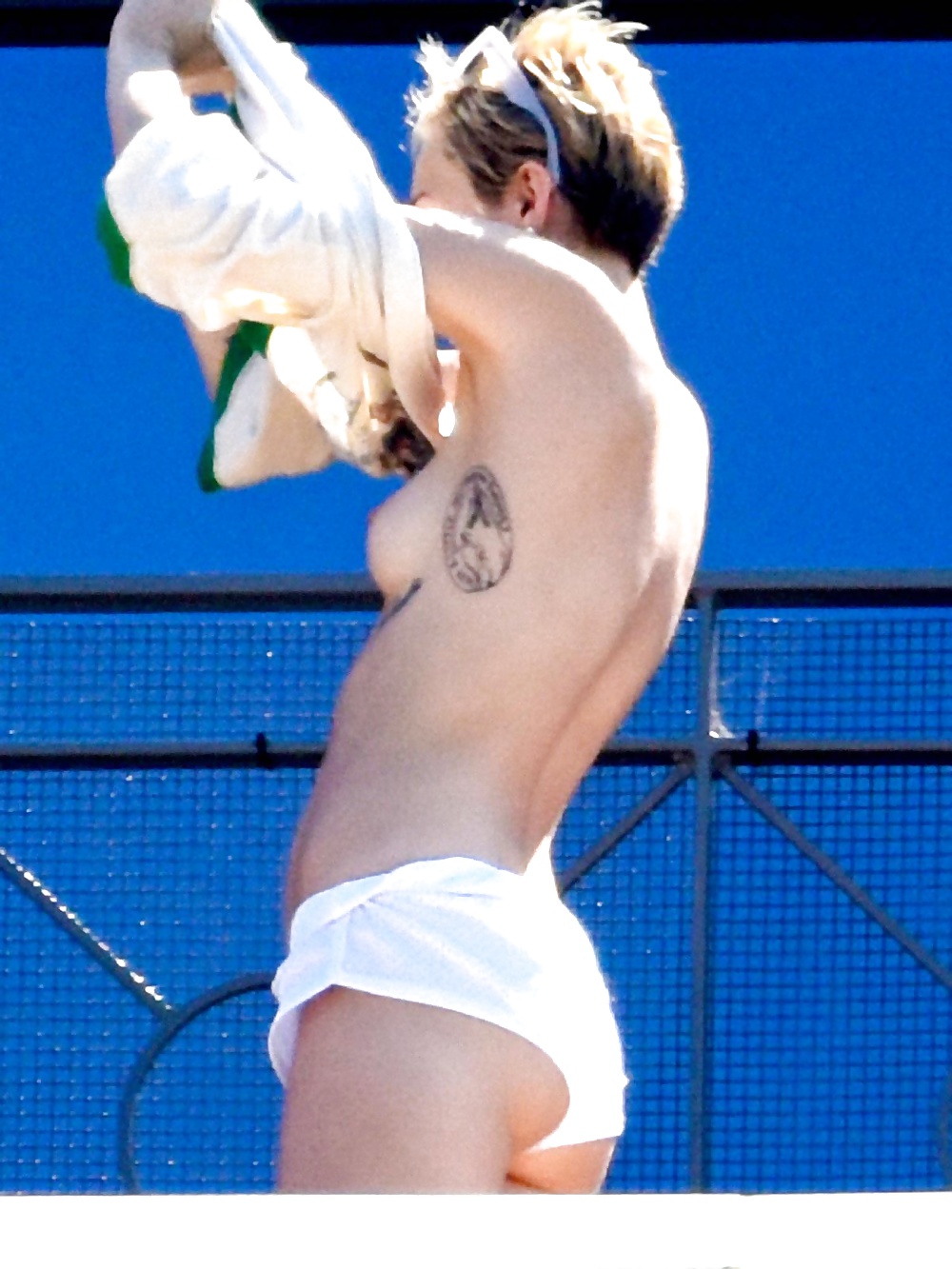 Miley cyrus topless tomando el sol 
 #32107672