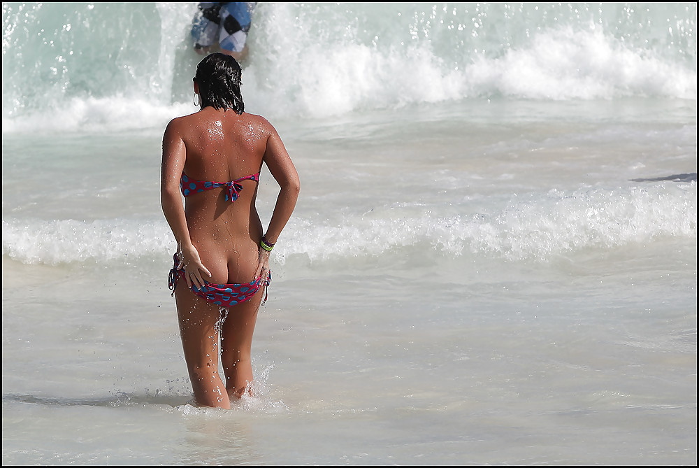 El poder de las olas. bikini oops.
 #23886470