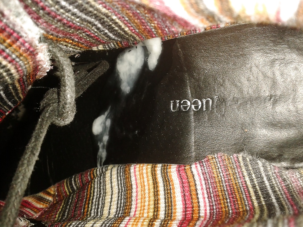 Sperma In Die Schuhe Von Einem Mitarbeiter #33780210