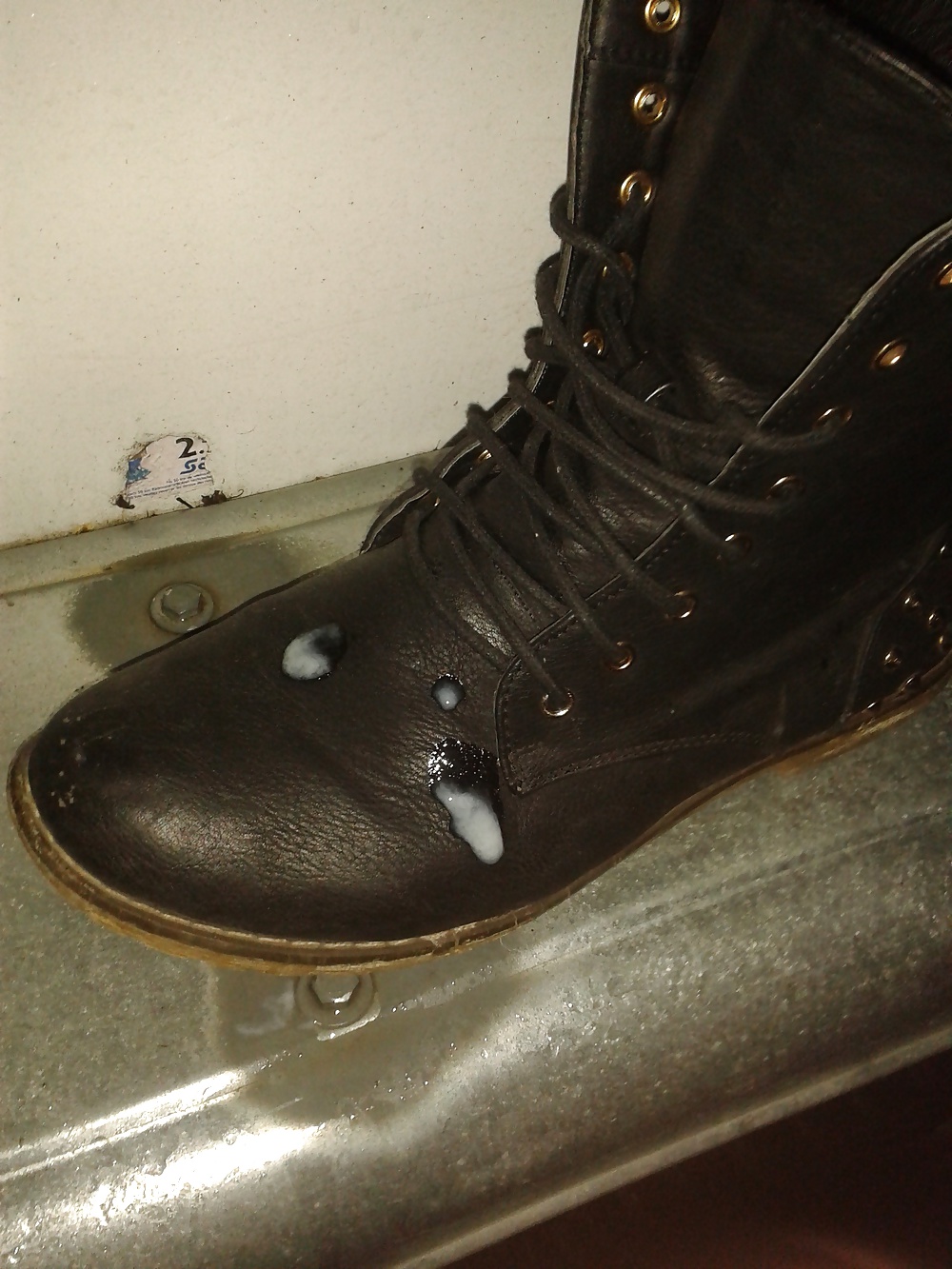 Sperma In Die Schuhe Von Einem Mitarbeiter #33780222