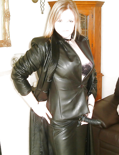 Lovly ladys in leather, pvc, latex upload from peter #29597264