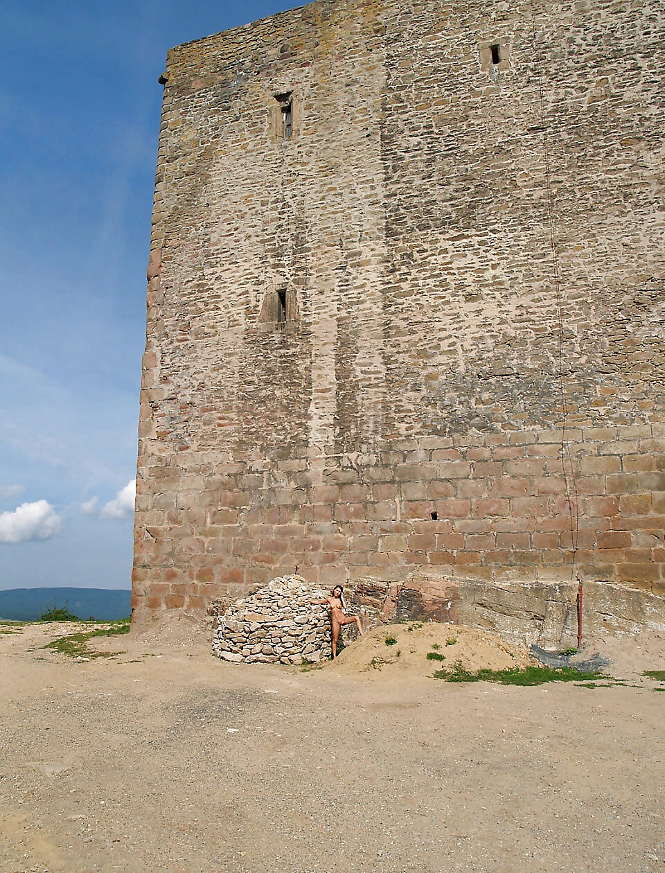 Femme Caché Dans Une Ancienne Forteresse #27363085