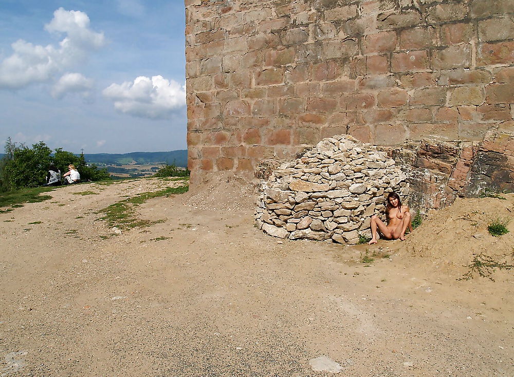 Frau Versteckt Sich In Einer Alten Festung #27363189