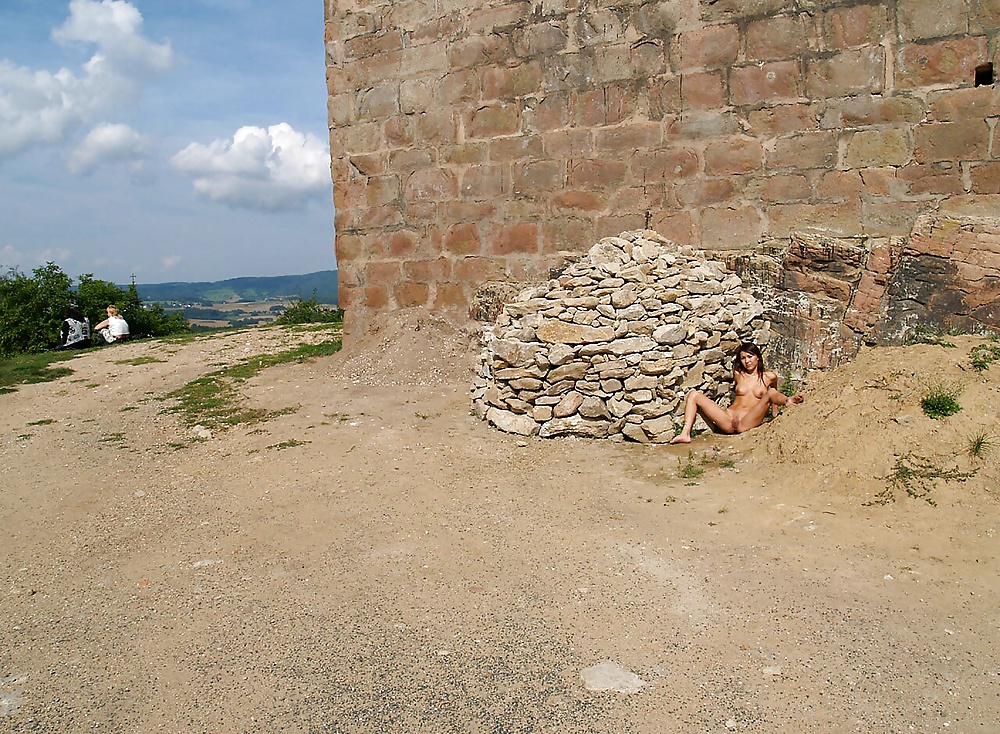 Esposa escondida en una vieja fortaleza
 #27363217