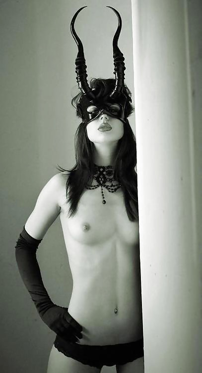 Tormenta perfecta - mujeres hermosas en máscaras - no porno
 #30195781