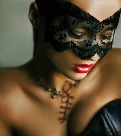 Tormenta perfecta - mujeres hermosas en máscaras - no porno
 #30195914