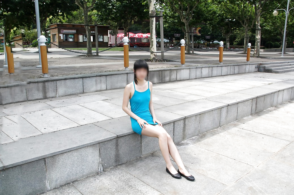 Chica china desnuda en público
 #37538912