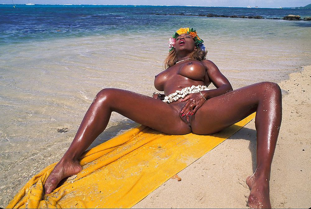 タヒチの黒髪美女Anna Beach Nudes
 #36894563