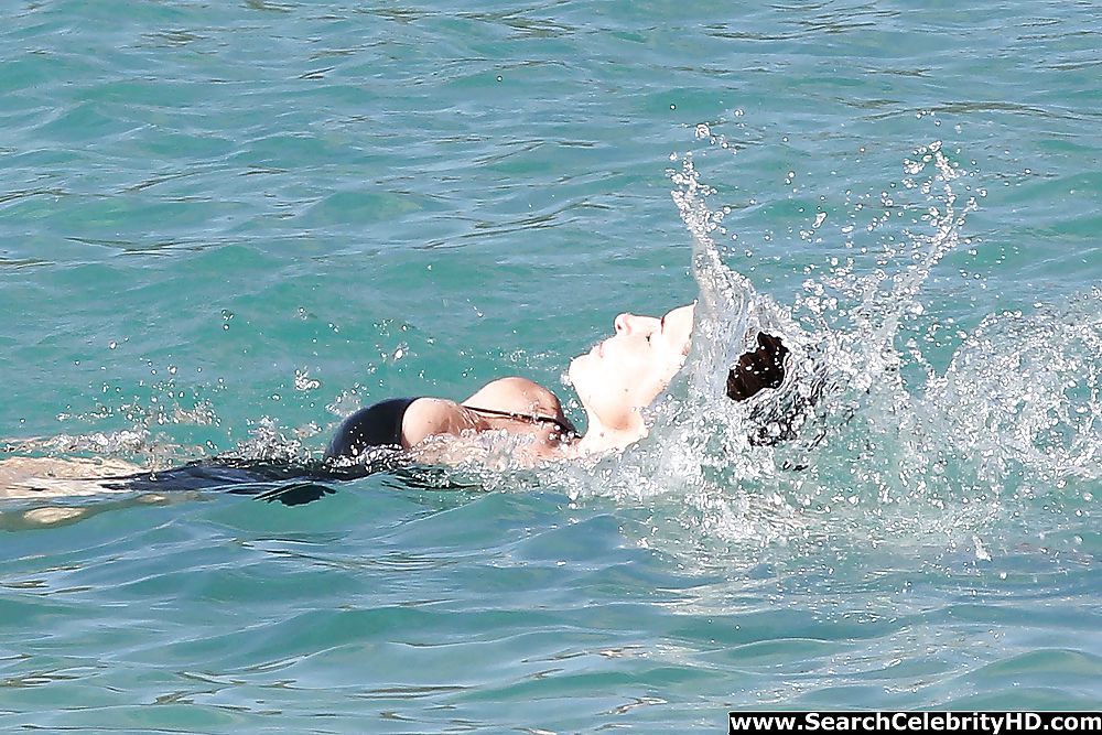 Stephanie Seymour - Badebekleidung Nip-slip Candids In St. Barts #35837121