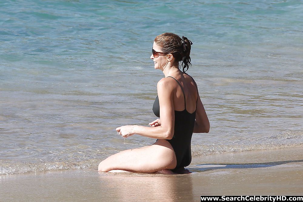 Stephanie Seymour - Badebekleidung Nip-slip Candids In St. Barts #35837124