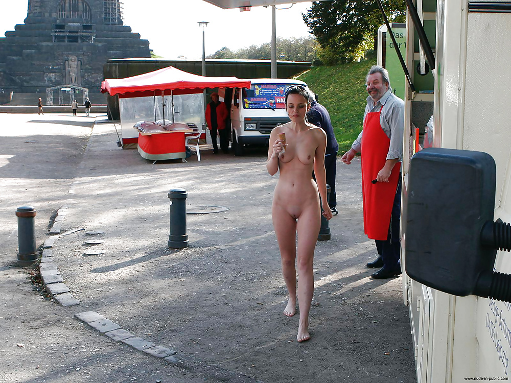 公共の場での女の子の裸
 #32238936