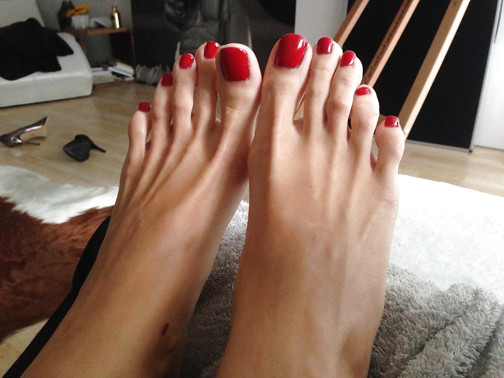 Long toenails feet