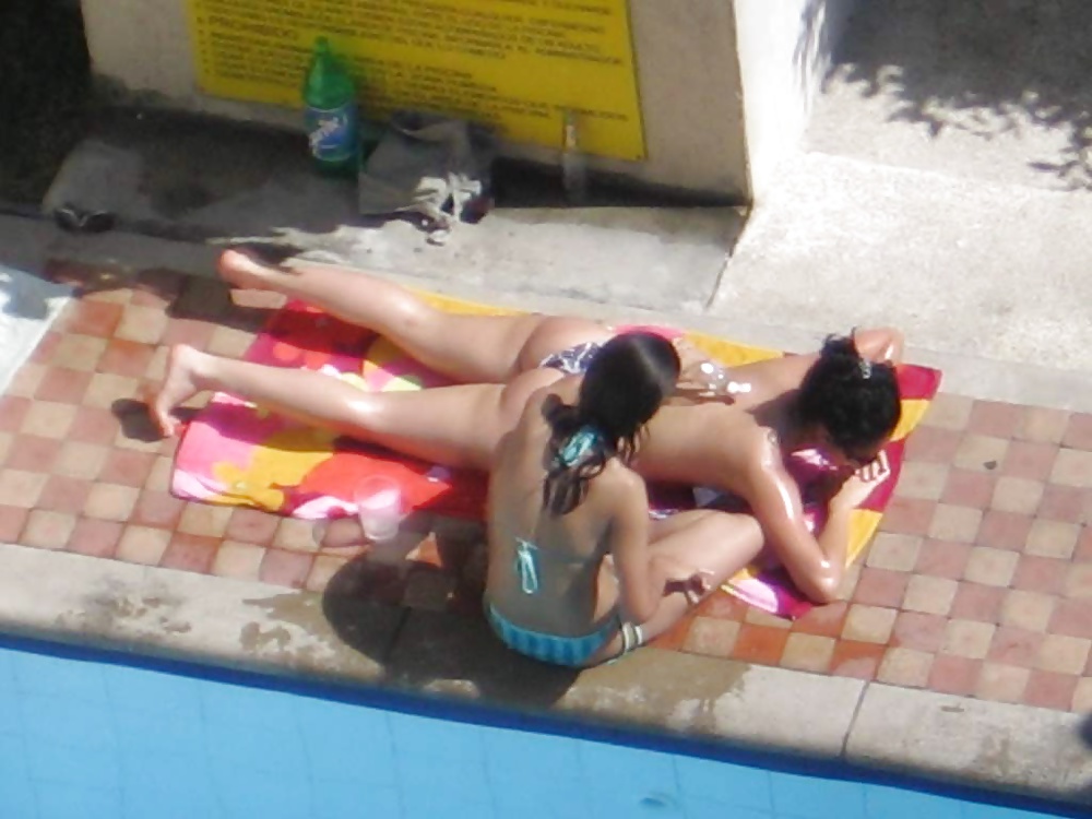 Espiando bellezas en piscina 
 #28999255