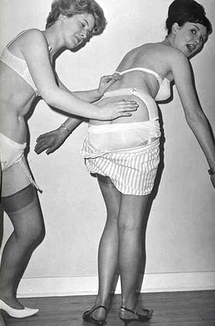 Dames Vintages Portant Panties.2 Blanc #34288228