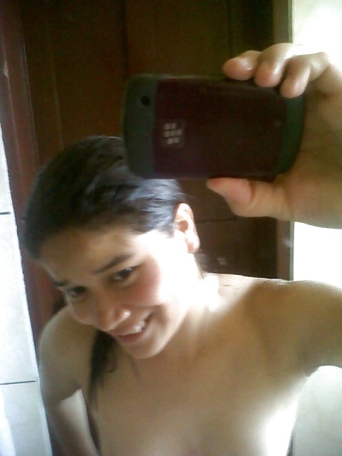 Posando desnuda frente al espejo 
 #38626076