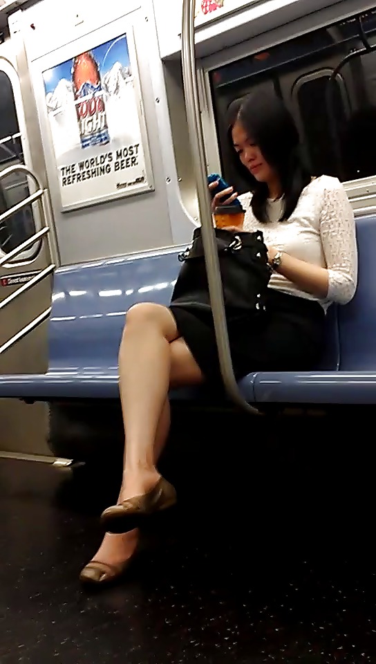 ニューヨークの地下鉄の女の子は、アジア人
 #22942380