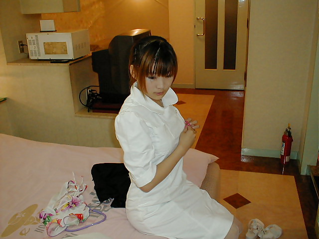 Amatore giapponese vestito da infermiera nella stanza d'albergo
 #39248217