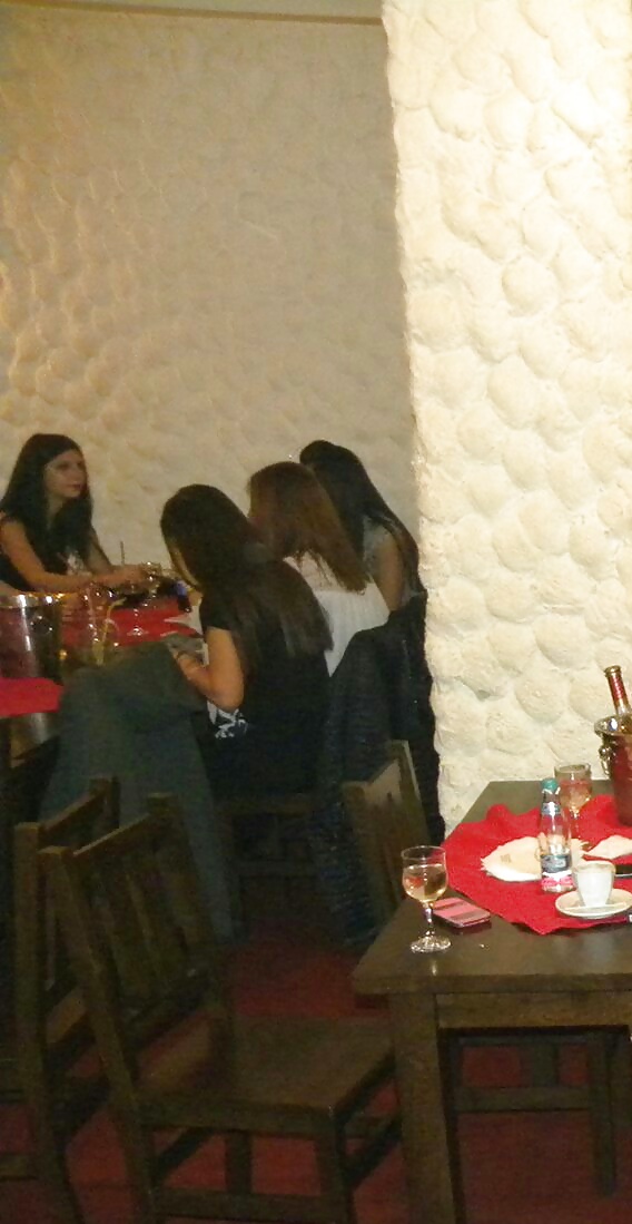 Espion Vieux + Jeunes Femmes Dans Le Restaurant Romanian #38529301